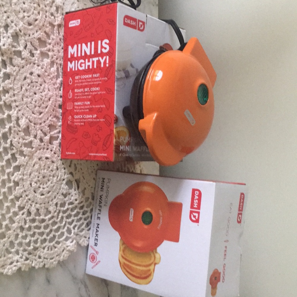 2 mini oumpkin waffle makers